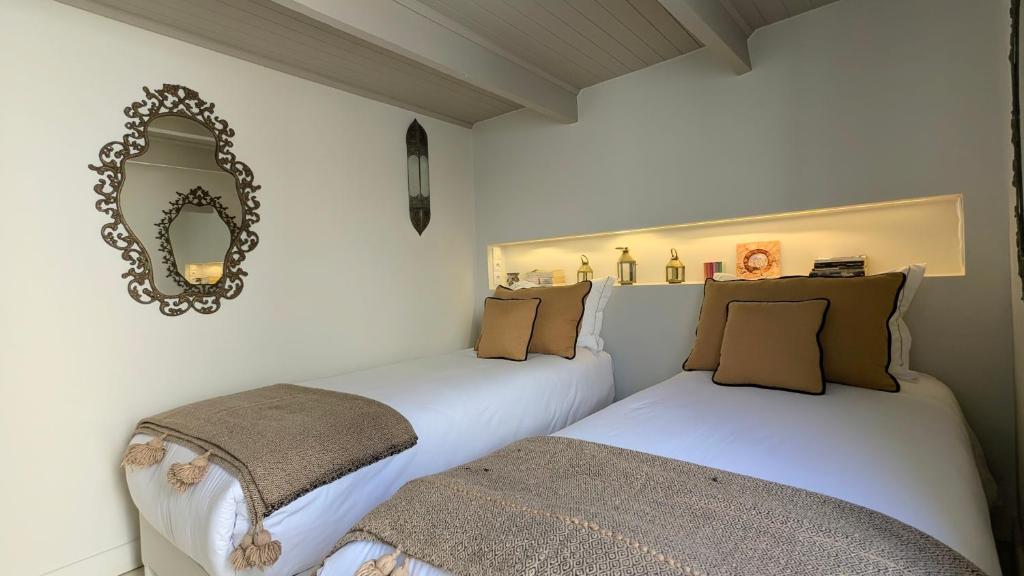 Ένα ή περισσότερα κρεβάτια σε δωμάτιο στο Maison A unique chic riad in the heart of the medina