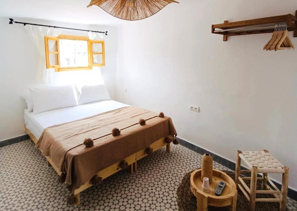 Postel nebo postele na pokoji v ubytování DAR AIDA, Cozy Riad Familiar in Tangier