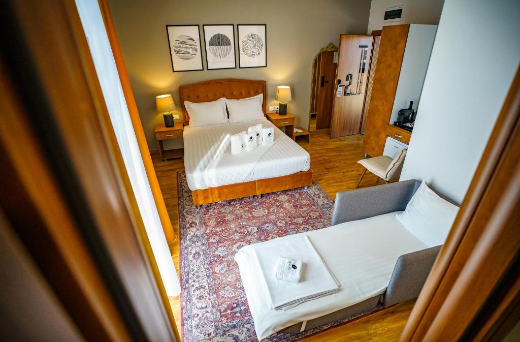 
Deluxe Double Room (2 Adults + 1 Child)
