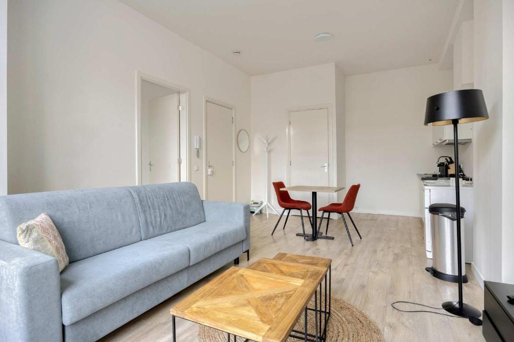 a living room with a couch and a table at Comfortable 1-Bedroom Flat in Central Rotterdam in Rotterdam