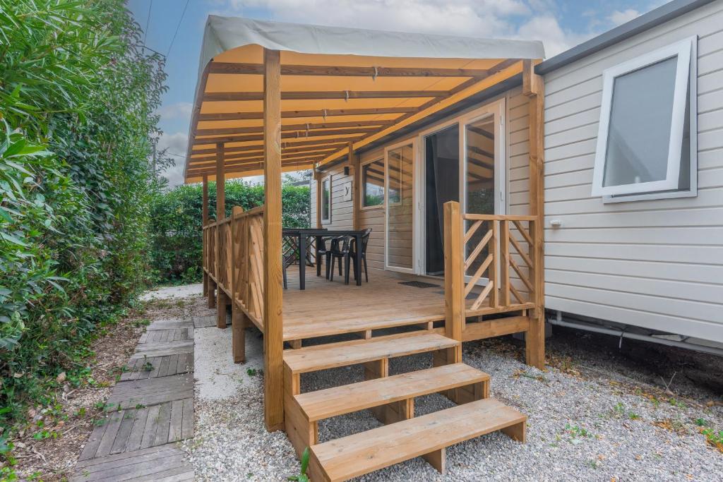 Budova, kde se prázdninový areál nachází