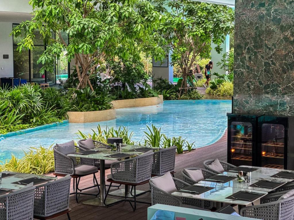 Bazén v ubytování New Modern 1Bdr Laya 500 m to the Beach nebo v jeho okolí