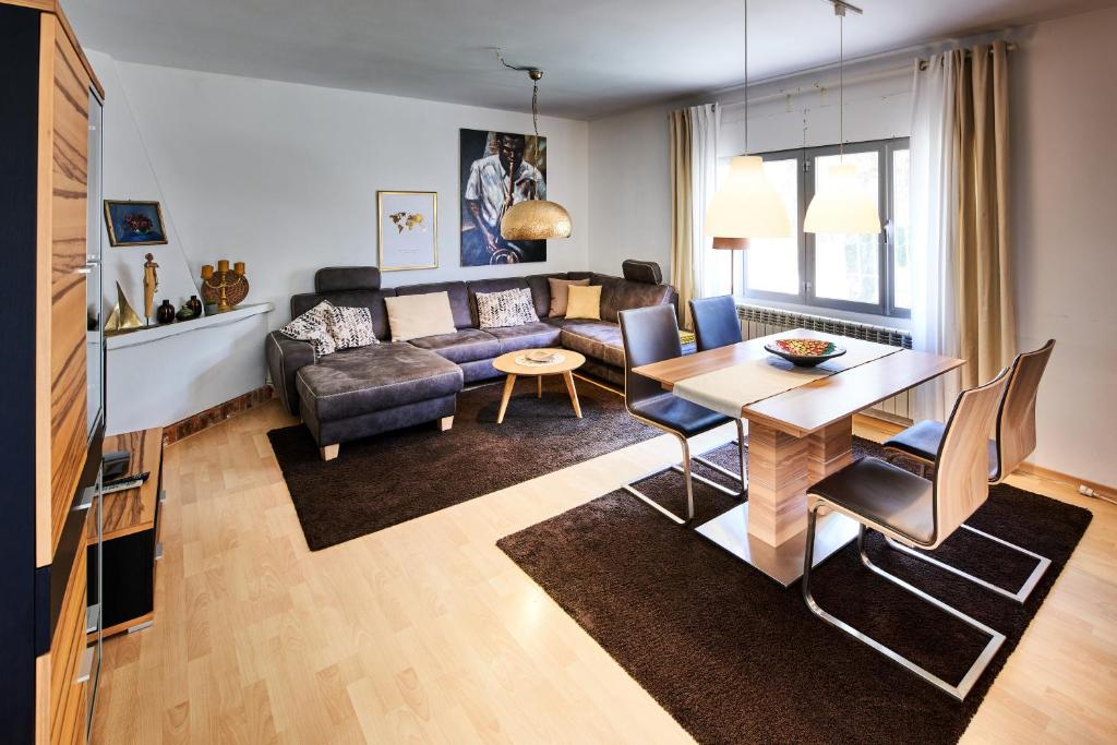 una sala de estar con un sofá y una mesa en Villa with great pool dog friendly, en Vinarós