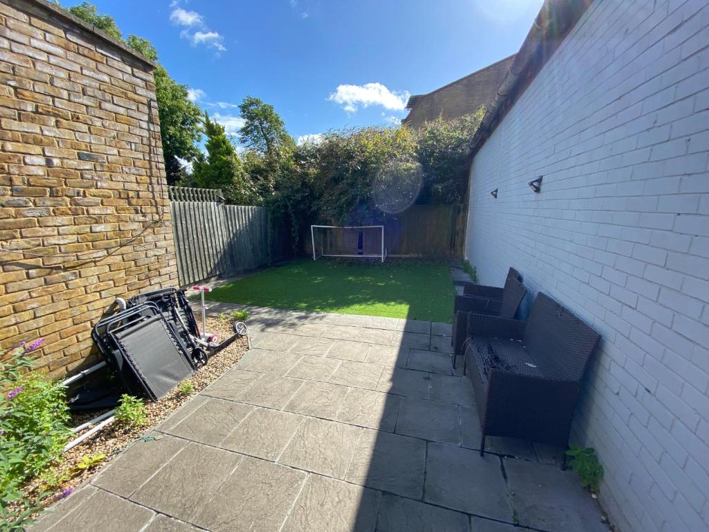 Billede fra billedgalleriet på Stylish 3-Bed Flat Opposite Central Line Station i London