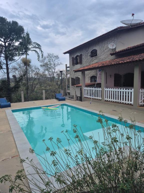 a swimming pool in front of a house at Casa de Campo ampla e confortavel em Araçoiaba da Serra com lareira, perfeita para o friozinho in Araçoiaba da Serra
