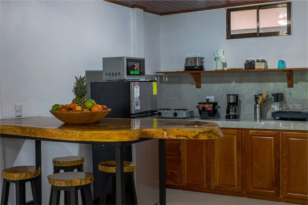 una cocina con una barra con un bol de fruta. en Apartamento Lantanas, en Palma