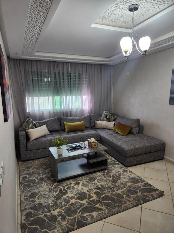 Χώρος καθιστικού στο Appartement confortable et lumineux à RABAT