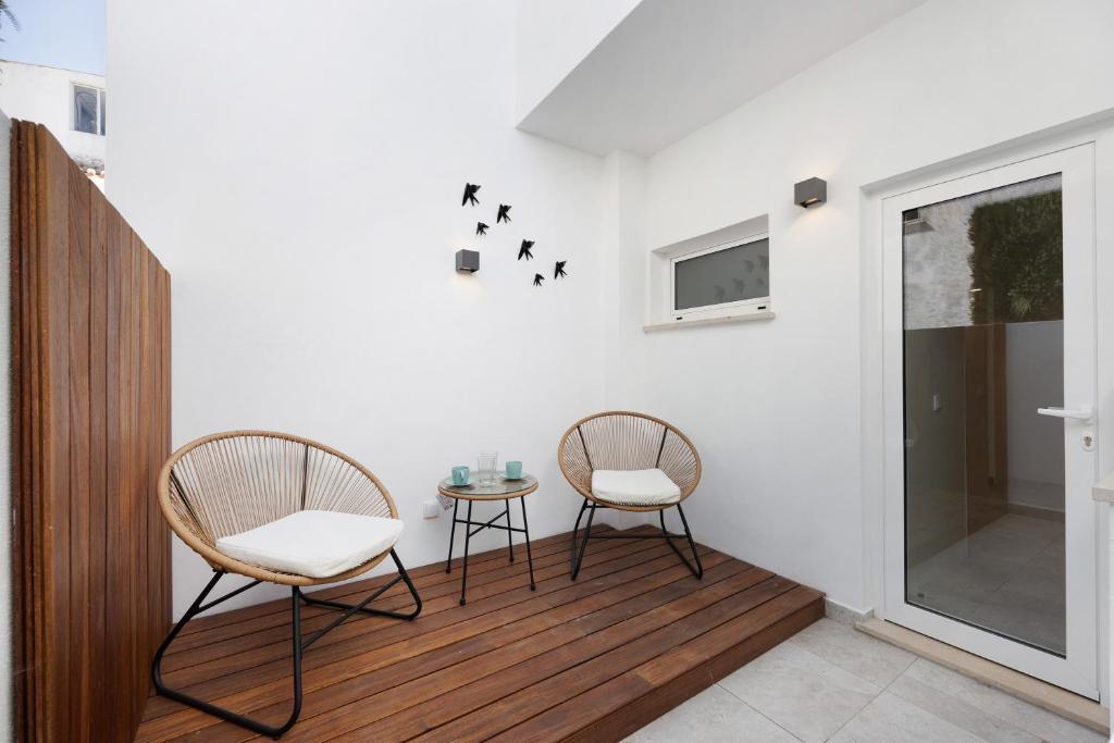 ラゴスにあるOld Town Apartments City Viewの部屋に椅子2脚とテーブル1台