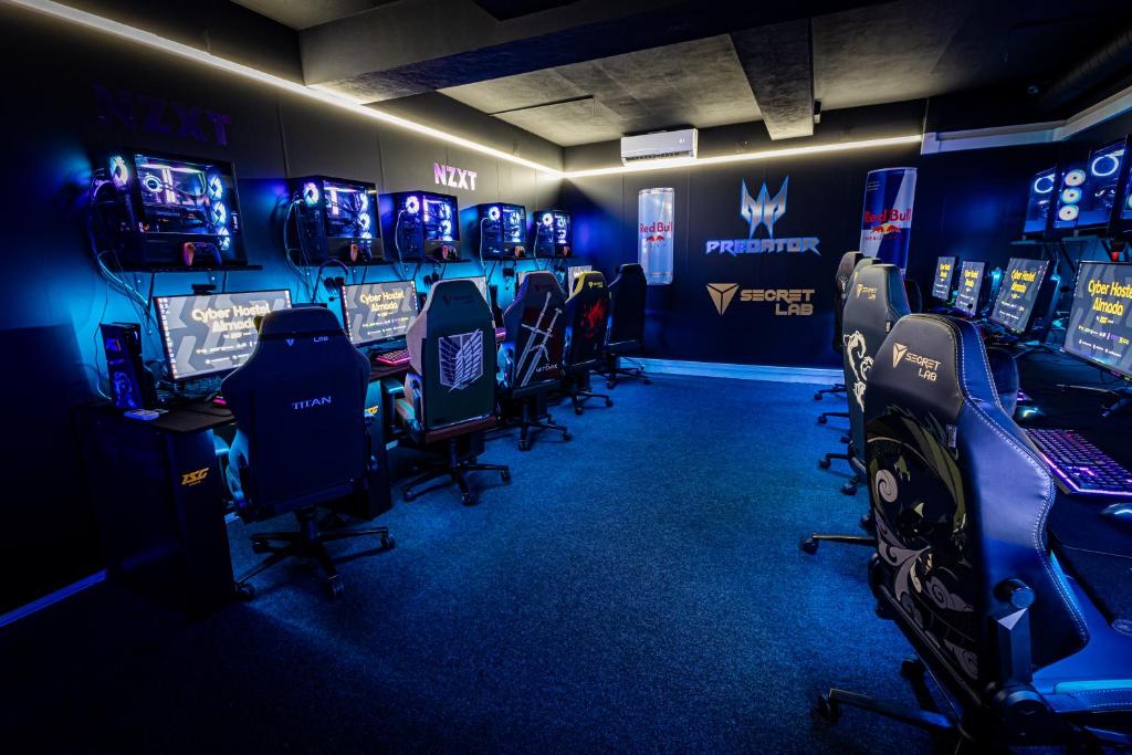 a room with a bunch of video game machines at CyberHostel Almada in Almada