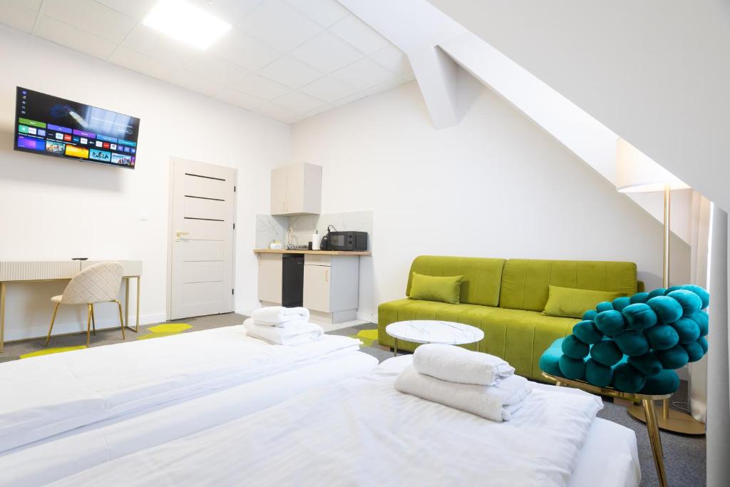 ein Wohnzimmer mit Sofa und Tisch in der Unterkunft Moon Apartments Wrocław in Breslau