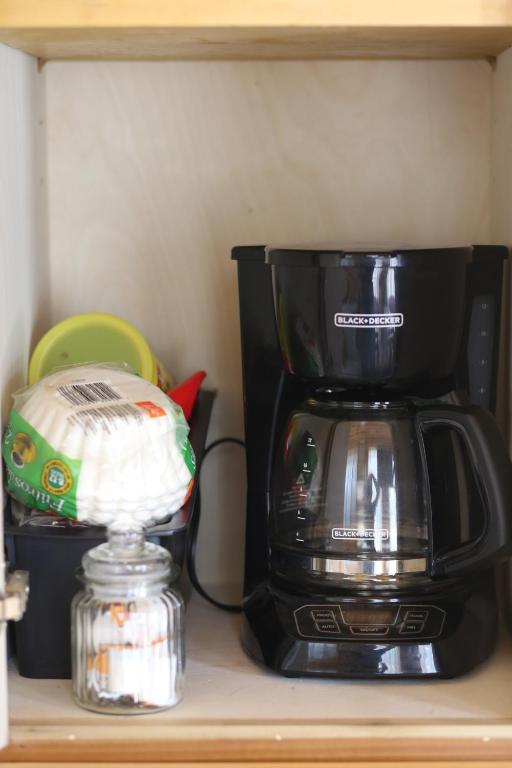 Παροχές για τσάι/καφέ στο New Custom Tiny Home Retreat with Bunnies, Chickens and Goat