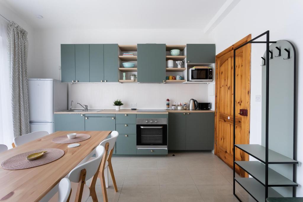 Kuhinja ili čajna kuhinja u objektu Cosy 3BR Duplex Penthouse with Terrace & Views by Isola360