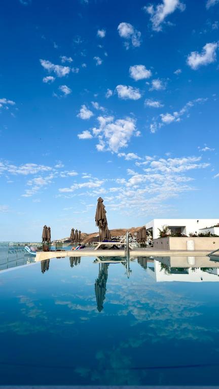 een waterplas met parasols en de lucht bij Perla Marina in Nerja