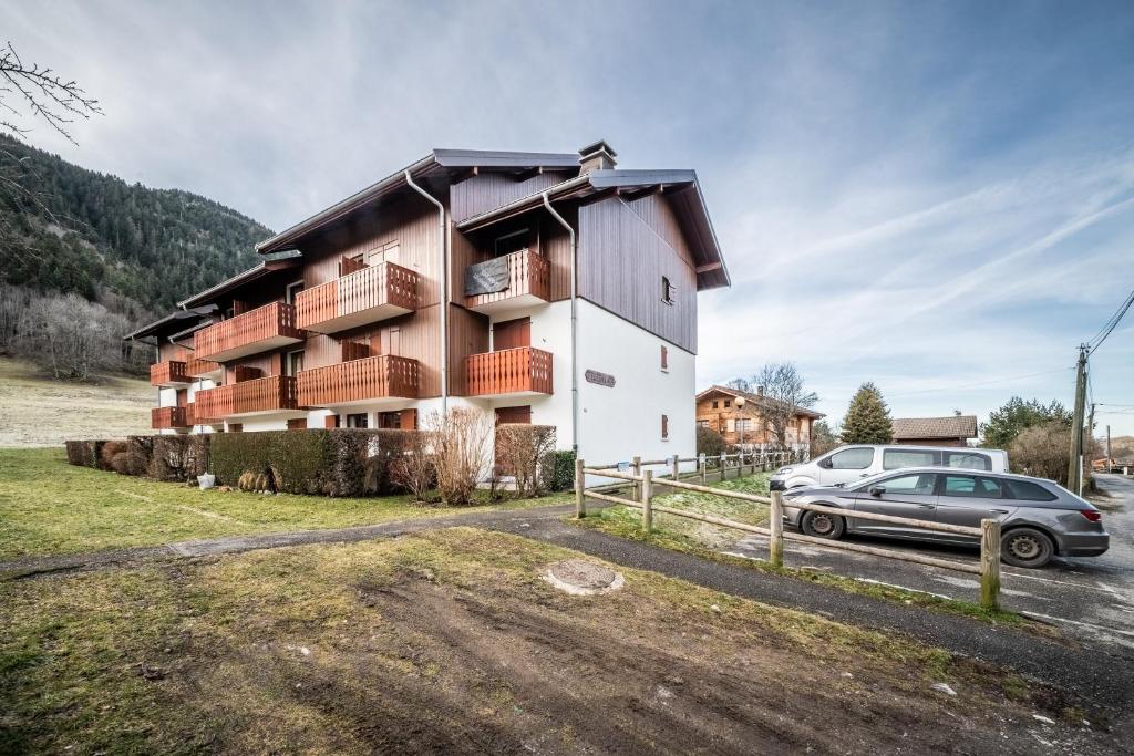 ベルネにあるAppartement Bernex - 3 personnesの建物の前に車が駐車されている