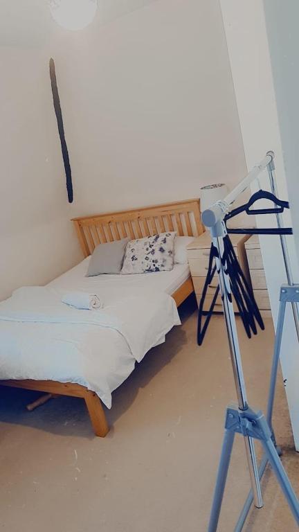 a camera and a tripod in a room with a bed at Cozy spacious room in Sole Street