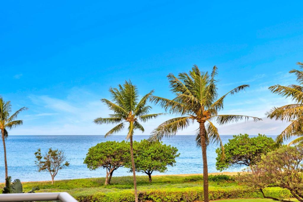 une vue sur l'océan depuis une plage avec des palmiers dans l'établissement Honua Kai 3 Free Rental Cars KBM Resorts Grand Suite 3 Units 7 Bedrooms HK ML-1121, à Kaanapali Airport