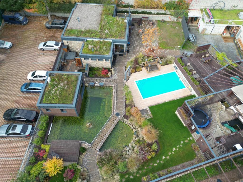 - une vue aérienne sur une cour avec une piscine dans l'établissement Apartment Rezidence La, à Prague