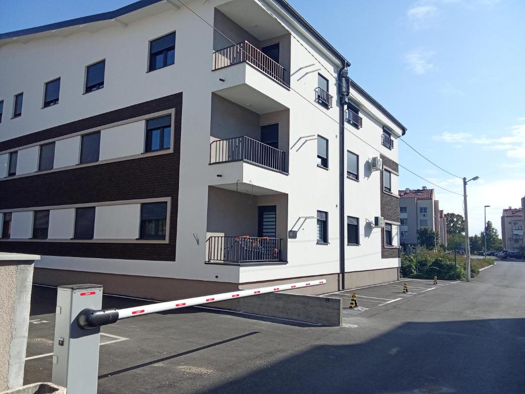 ein weißes Gebäude mit einem Mast davor in der Unterkunft Boki in Belgrad