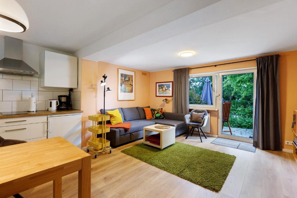 un salon avec un canapé et une cuisine dans l'établissement Granzow, à Gaienhofen