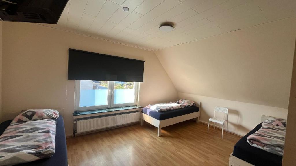 a room with two beds and a window at Ferienwohnung Löhne in Löhne