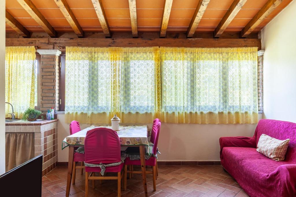una sala de estar con una mesa y un sofá en Casina del Glicine, en Massa