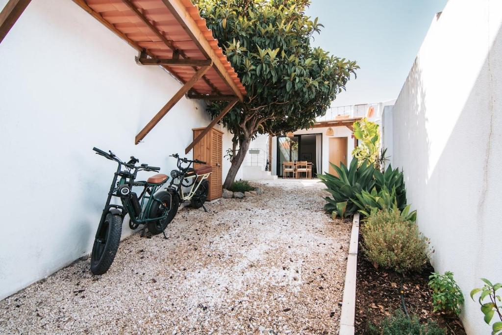 deux vélos garés à côté d'un bâtiment dans l'établissement Casa Luma, à Cascais