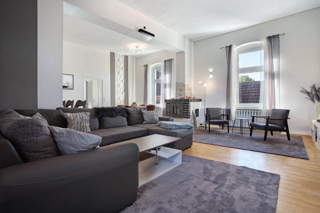 una sala de estar con un sofá y una mesa en Fewo zum alten Hotel in Gramzow, en Gramzow