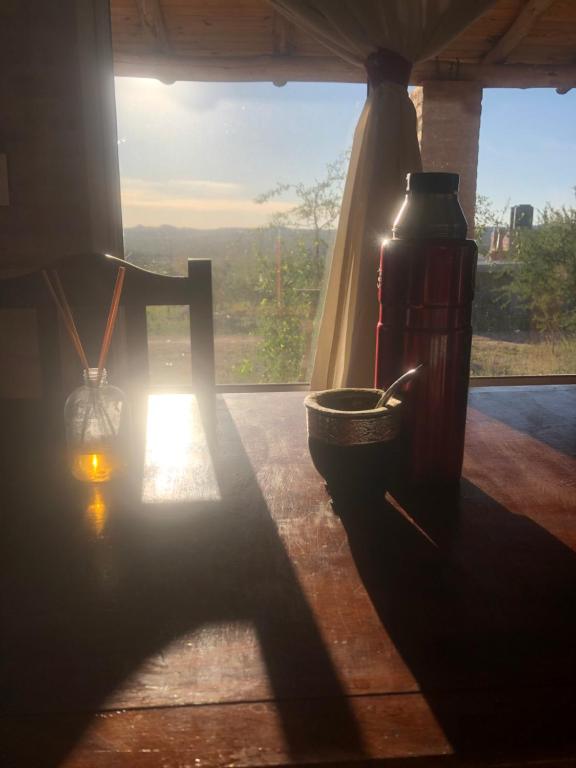 Arroyo de Los PatosにあるCasita El Mirador Traslaの野原の景色が見える窓のシルエット