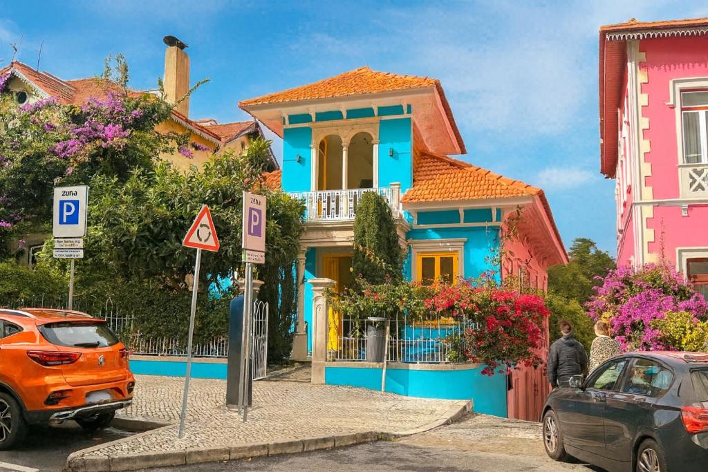 シントラにあるHappy Holiday Sintraの車が目の前に停まったカラフルな家