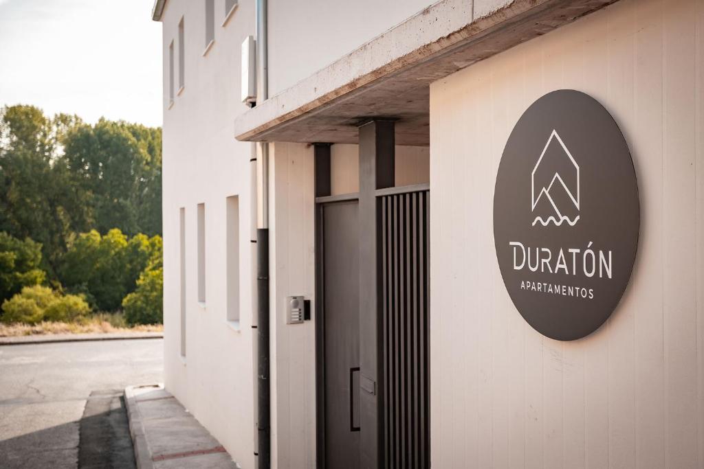 Afbeelding uit fotogalerij van Apartamentos Duratón in San Miguel de Bernúy