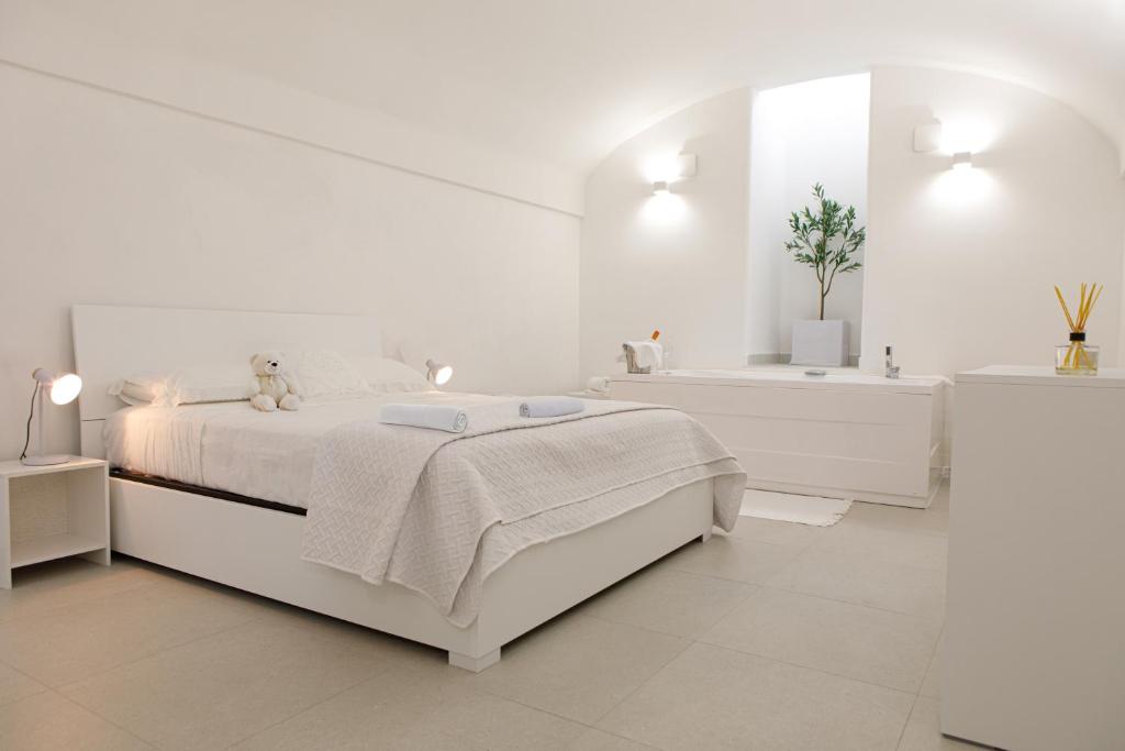 Postel nebo postele na pokoji v ubytování Suite tra Travi Antiche & Idromassaggio - Lusso Moderno nel Cuore di Terracina - 10' dal Mare - Wifi