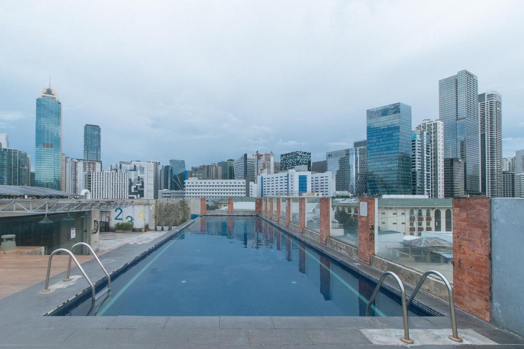 Πισίνα στο ή κοντά στο RedDoorz Premium at MyTown New York