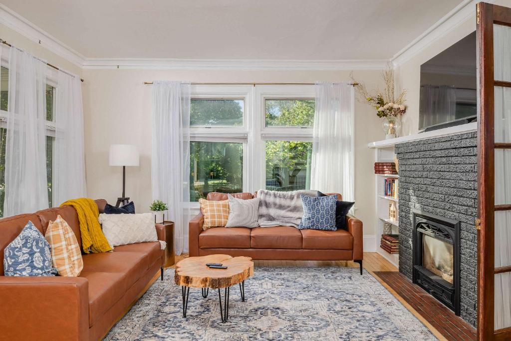 ein Wohnzimmer mit Couch und Kamin in der Unterkunft Family Downtown Mansion - Sleeps 13 in Appleton