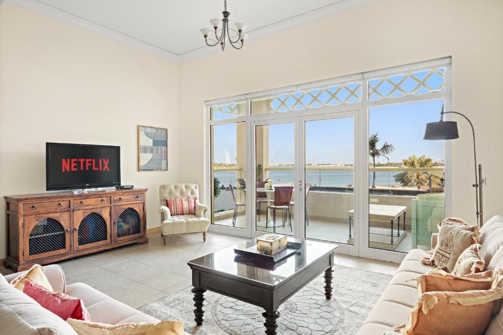Una sala de estar con vista al mar. en VayK - Beachfront 1BR with Sea Views in Palm Jumeirah, en Dubái