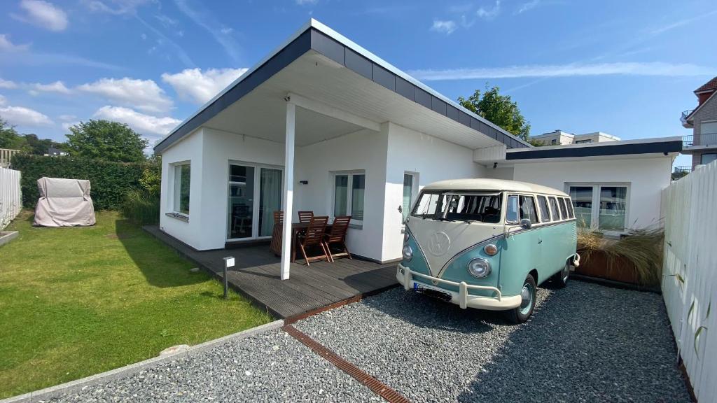 ein alter Van vor einem Haus geparkt in der Unterkunft Ferienhaus Lütt Hus An D'see in Haffkrug