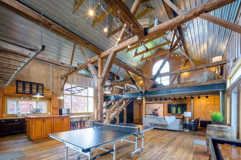 Φωτογραφία από το άλμπουμ του Urban Farmstead Family Retreat - Game Barn σε Appleton