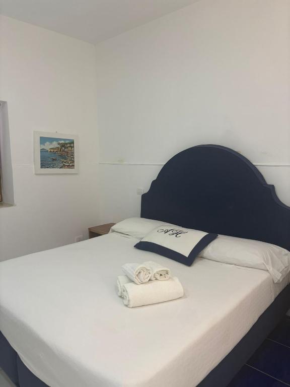 een bed met twee handdoeken bovenop bij Abagnale Home Sorrento in Sorrento