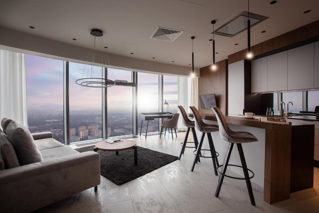een keuken en een woonkamer met uitzicht op de stad bij Sky Tower Panorama Apartments in Wrocław