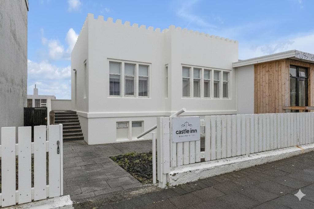 ケプラヴィークにあるCastle Inn Apartments - Downtown Keflavíkの白い柵の白い家