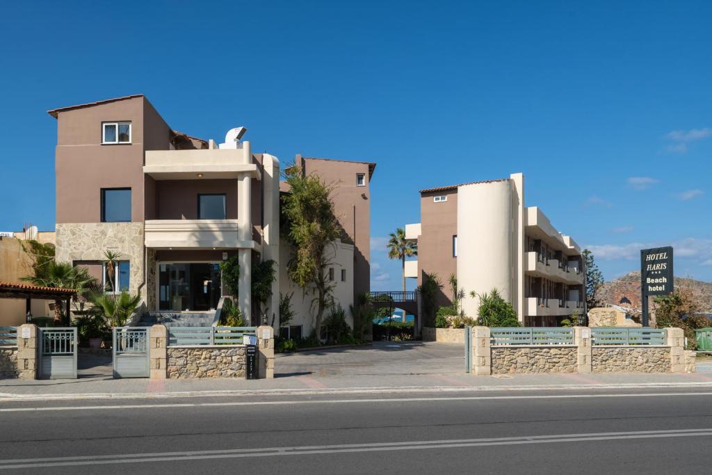 アギア・マリーナ・ネア・キドニアスにあるHotel Haris on the beachの通り沿いにある建物