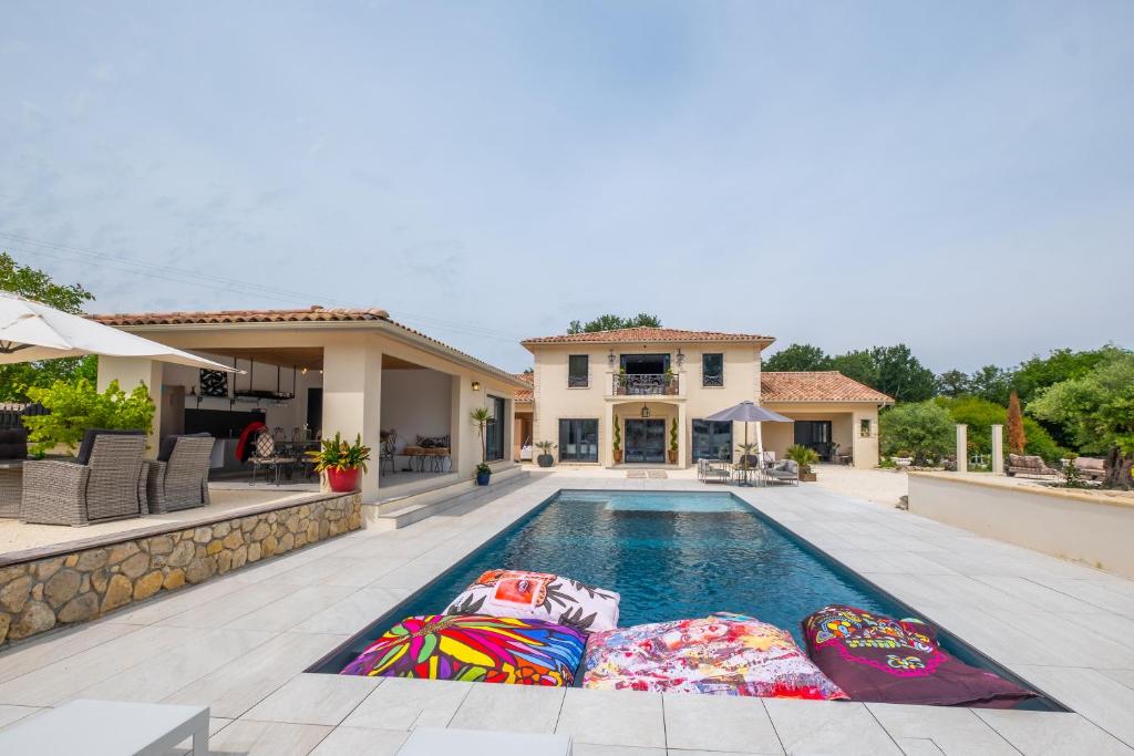a swimming pool in the backyard of a house at Villa Gurson in Carsac-de-Gurson