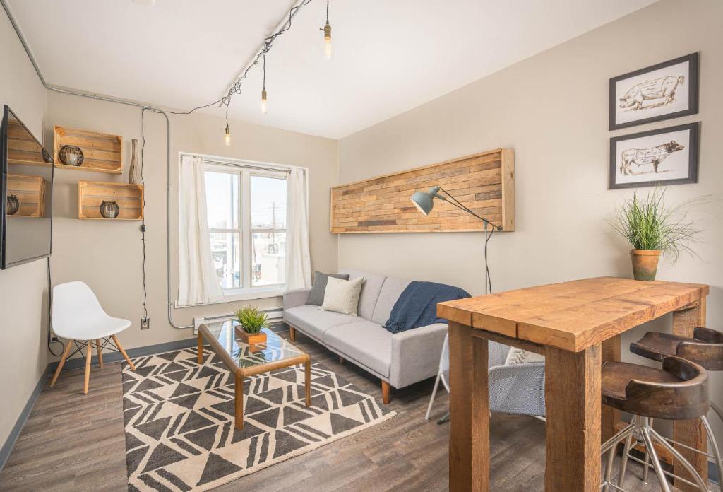 Χώρος καθιστικού στο Downtown 1 Bedroom Apartment