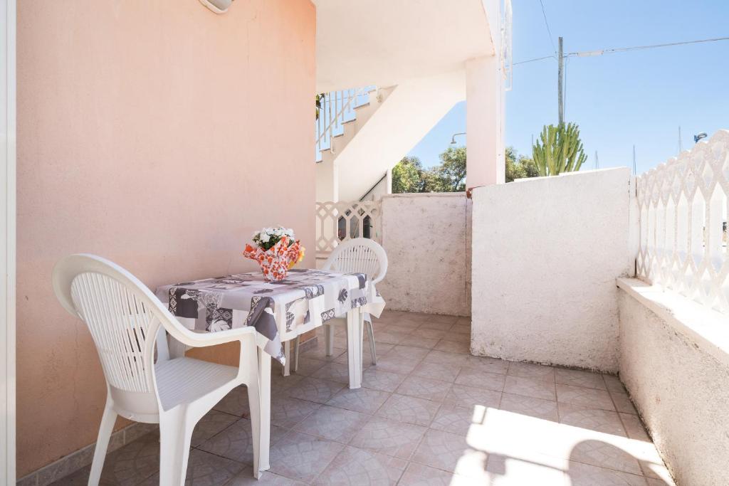 ポザーダにあるMonolocale a due passi dal mareの白いテーブルと椅子付きのバルコニー
