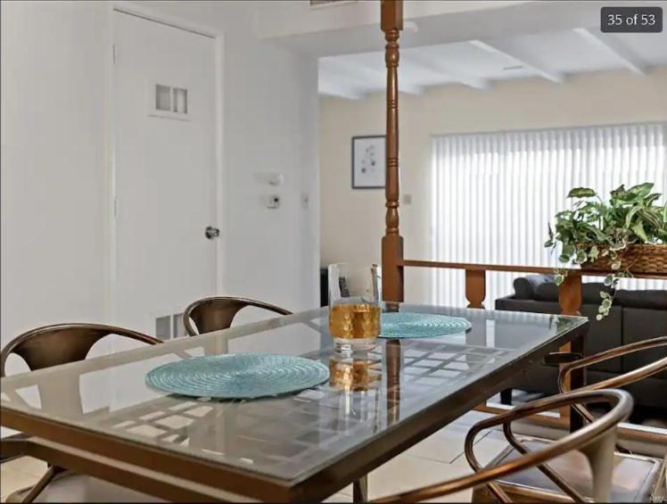 Posezení v ubytování 3-bedroom building in serene Saint Ann with WiFi, AC