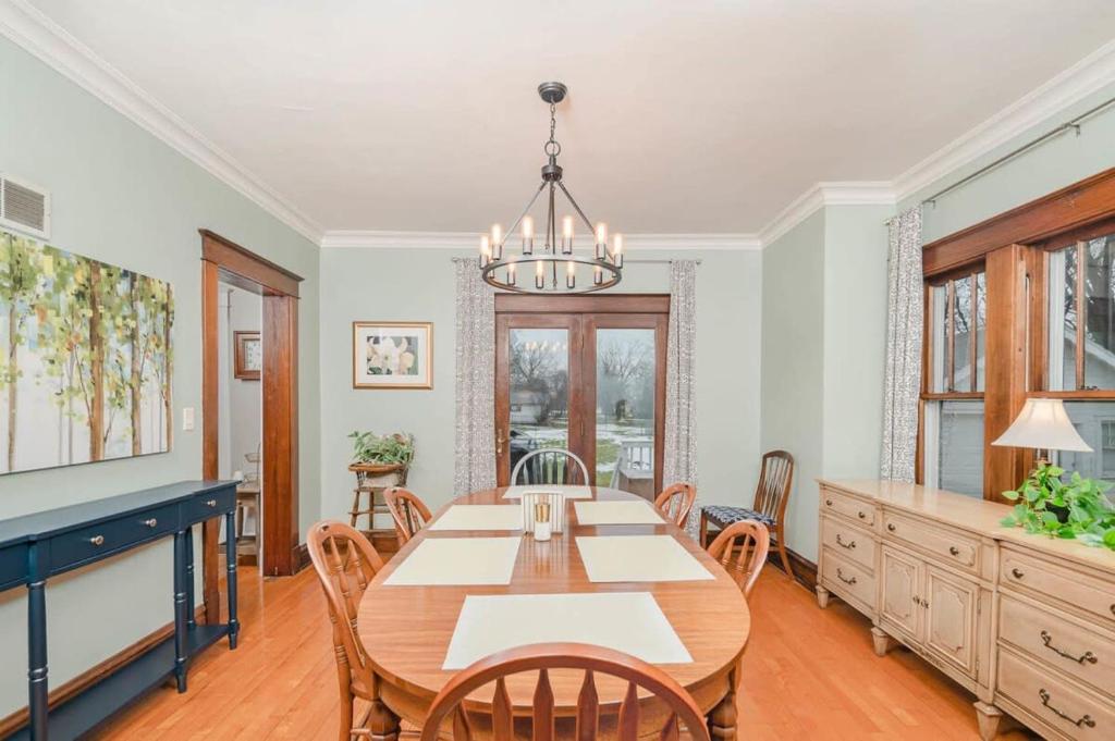 オシュコシュにあるCharacter Family Home - 3 bedroom 2 bathのテーブルと椅子のあるダイニングルーム