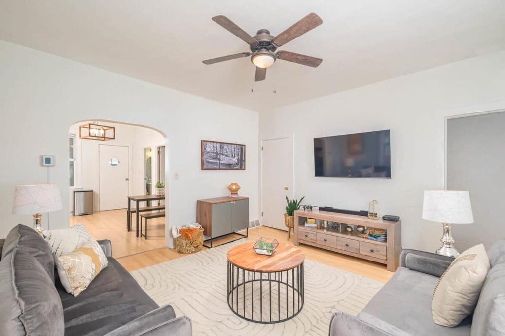 オシュコシュにあるDowntown 2 Bedroom Home - Officeのソファと天井ファンのあるリビングルーム