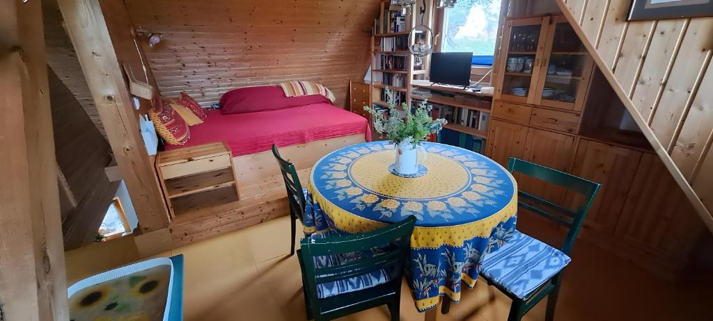 Una pequeña mesa y sillas en una casa diminuta en Ferienwohnung Vogelnest, en Betzenstein