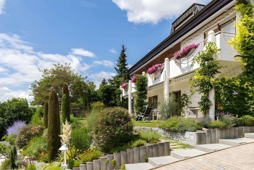 a garden in front of a building at Gästehaus Anita in Gailingen
