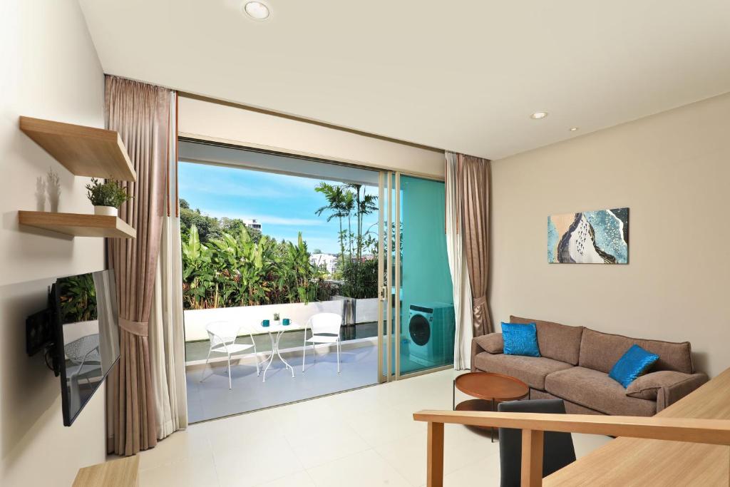 Πισίνα στο ή κοντά στο Spacious studio with access to the pool in Karon Hill condo