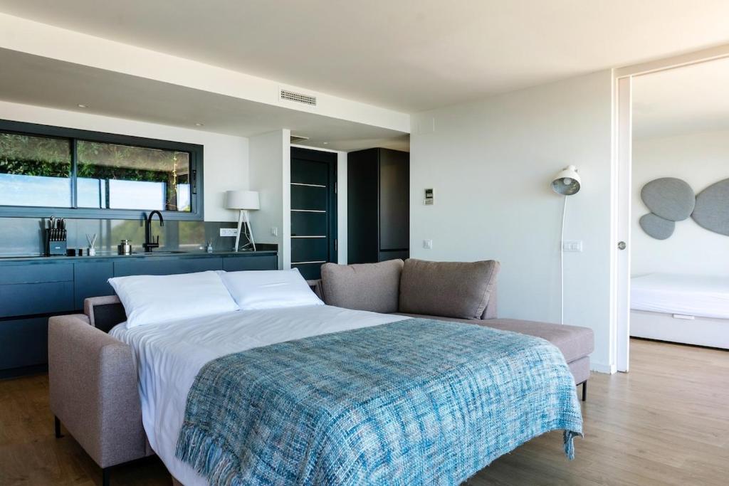 Ένα ή περισσότερα κρεβάτια σε δωμάτιο στο La Terrasse de la Mer 6 Pool-Parking-BBQ-Wifi